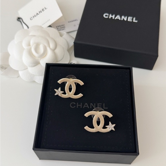 NEW Chanel CC Earrings, 23B - Picture 1 of 13